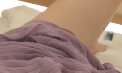 另一个角度摸老婆，掀开裙子给大家看看